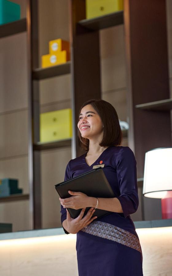 Hotel Amari Spice Penang Bayan Lepas Exterior foto A student at the library